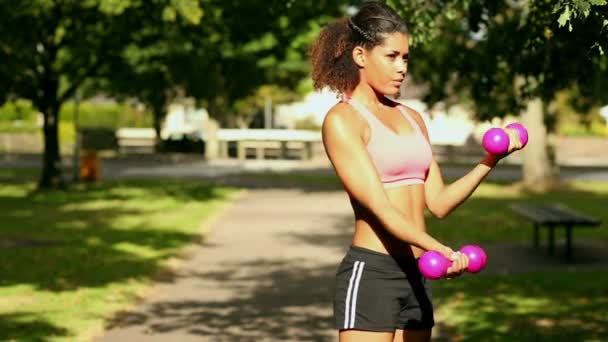 Contenido mujer deportiva levantando pesas — Vídeos de Stock