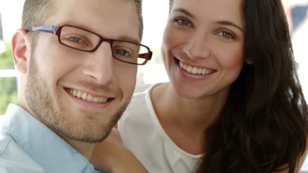 Retrato de colegas de trabalho atraentes sorrindo para a câmera — Vídeo de Stock