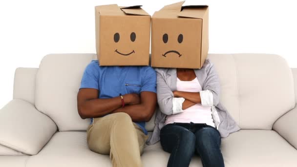 Tým sedí na pohovce s emotikony boxy na jejich hlavy — Stock video