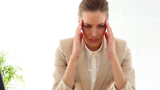 Mujer de negocios con un dolor de cabeza fuerte — Vídeo de stock