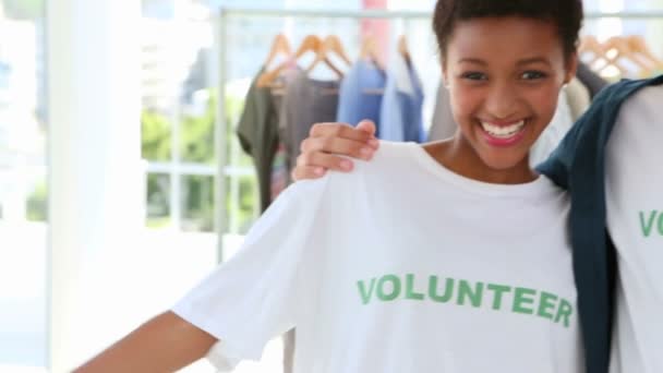 Equipe voluntária feliz sorrindo para a câmera — Vídeo de Stock