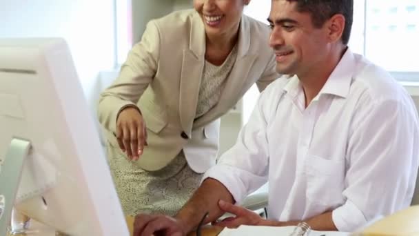 Equipo de negocios trabajando juntos en la computadora — Vídeos de Stock