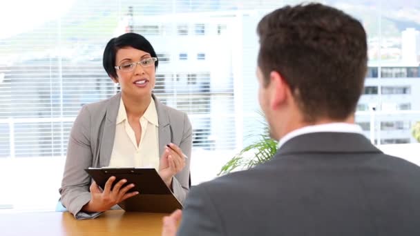 Mujer de negocios entrevistando hombre — Vídeos de Stock