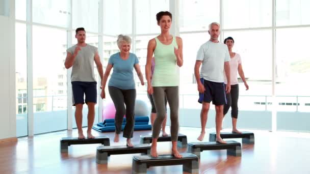 Aerobics class stepping together — Stock Video