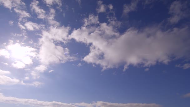 Blauer Himmel mit Wolken — Stockvideo