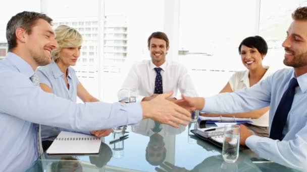 Business people shaking hands during a meeting — Stock Video