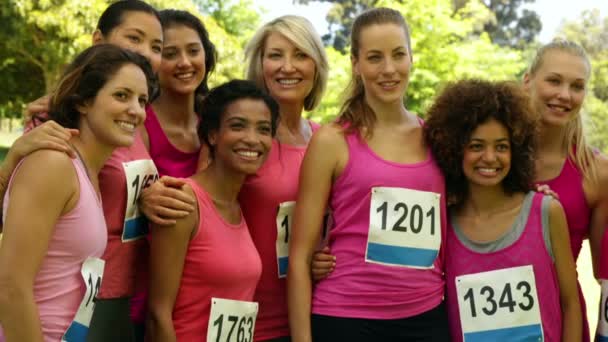 Žena závodní růžová na prsu povědomí — Stock video