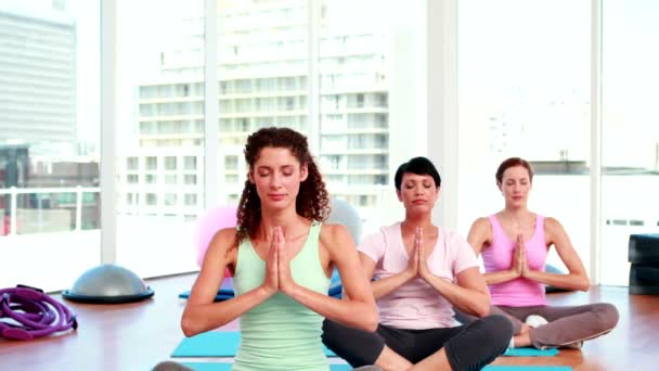 Mulheres fazendo ioga no estúdio de fitness — Vídeo de Stock