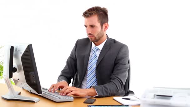 Un hombre de negocios serio trabajando en su escritorio — Vídeo de stock