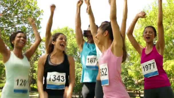 Grupo feliz de amigos torcendo depois de correr uma corrida — Vídeo de Stock