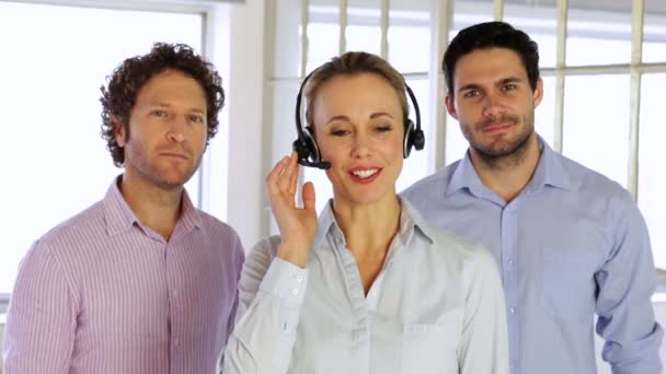 Blonďatá samice agent pracující se sluchátky — Stock video