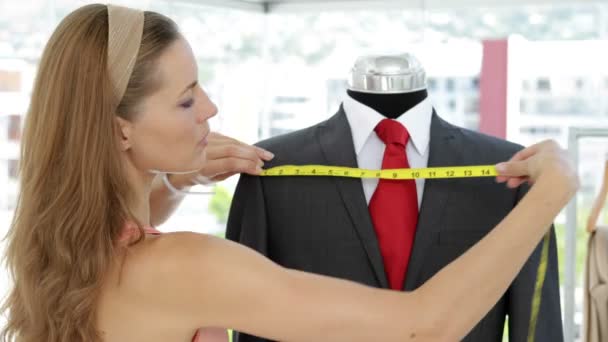 Modedesigner mäta kostym på skyltdocka — Stockvideo