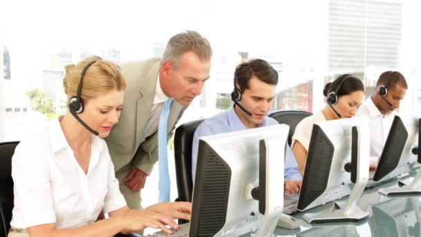 Manager checking in on call centre employees — Stock Video