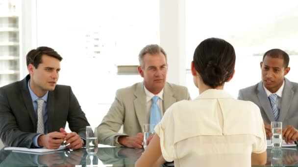 Empresaria siendo entrevistada por panel — Vídeos de Stock