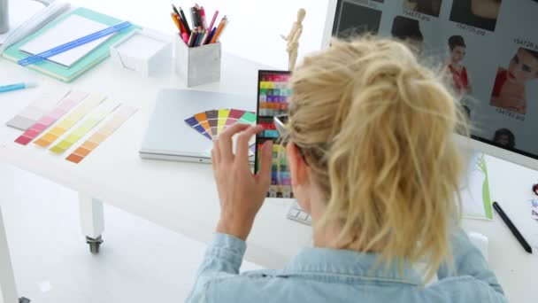 彼女の机で金髪のデザイナー作業の背面図 — ストック動画