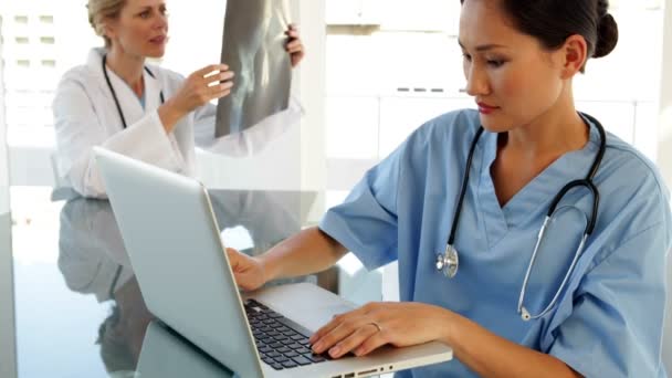Kirurgen använder en laptop sitter vid bord — Stockvideo