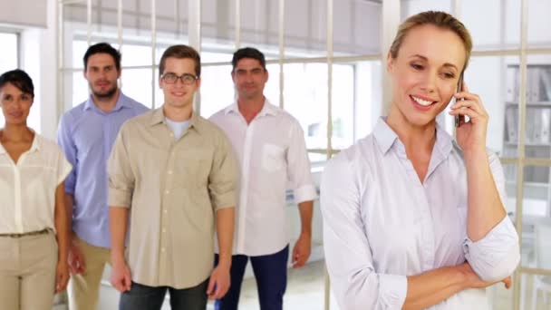 Sonriente mujer de negocios llamando — Vídeos de Stock