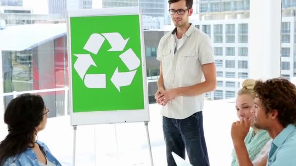 Homem apresenta plano de conscientização ambiental para colegas de trabalho — Vídeo de Stock