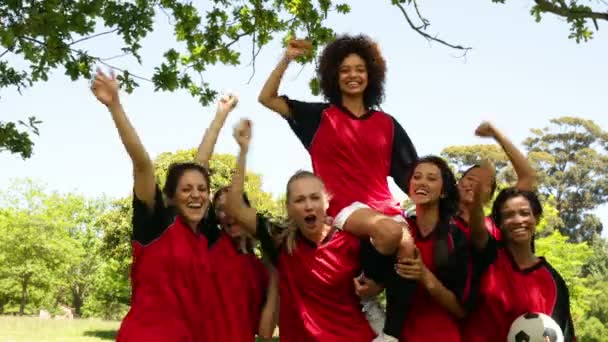 Equipe de futebol feminino comemorando uma vitória no parque — Vídeo de Stock