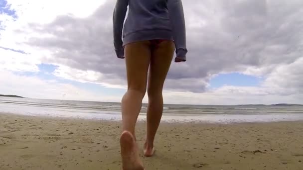Fit mulher caminhando para o mar — Vídeo de Stock