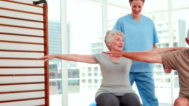 Senior citizens working out with physiotherapist — Stock Video