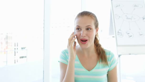 Mujer de negocios casual recibiendo buenas noticias en el teléfono inteligente — Vídeos de Stock