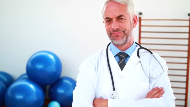 Glimlachende dokter kijkend naar camera — Stockvideo