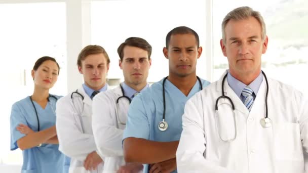 Equipo médico cruzando brazos y mirándose el uno al otro — Vídeos de Stock