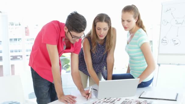 Equipo creativo teniendo una reunión — Vídeo de stock