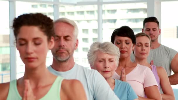 Йога класу стоячи на очі закриті — стокове відео