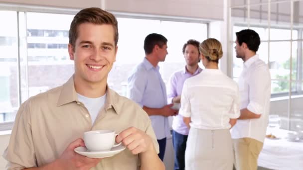 魅力的な若いビジネスマン、マグカップを保持しているポーズ — Stock video