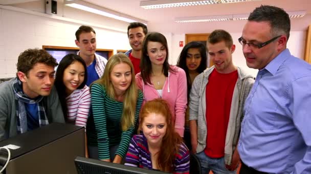 Computer docent iets wijzen aan zijn klasse op het scherm — Stockvideo