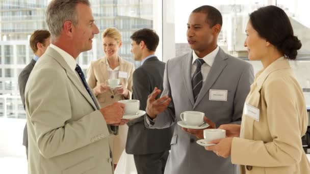 Gente de negocios charlando en una conferencia tomando café — Vídeo de stock