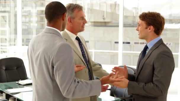 Les hommes d'affaires parlent ensemble — Video