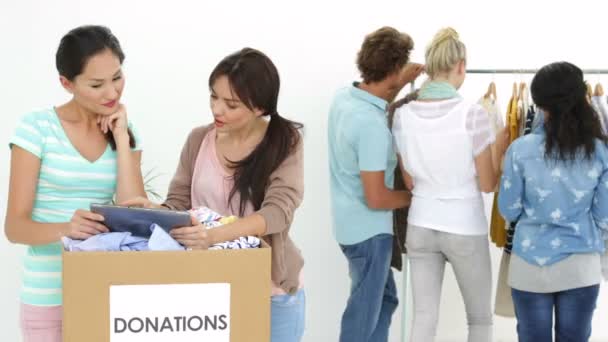 Работники, использующие планшет рядом с коробкой для пожертвований — стоковое видео