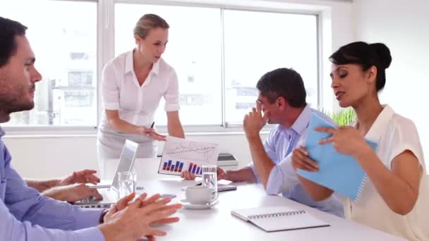 Empresaria hablando con su colega durante una presentación — Vídeos de Stock