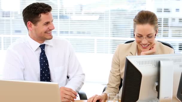 Gericht bedrijf team spreken samen aan balie — Stockvideo