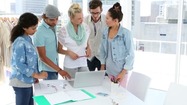 Equipe de moda brainstorming juntos usando laptop — Vídeo de Stock