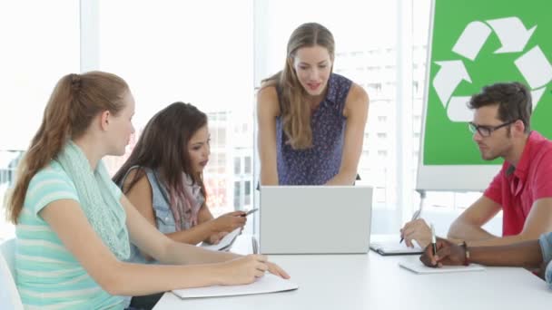 Woman meeting with colleagues about environmental awareness — Stock Video