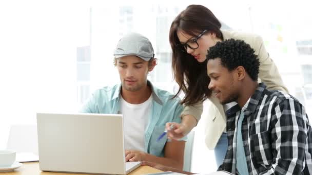 Funcionários trabalhando juntos em laptop na mesa — Vídeo de Stock