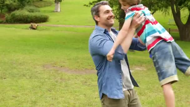 Otec a syn si hrají v parku — Stock video
