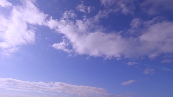Jasne błękitne niebo z chmurami — Wideo stockowe