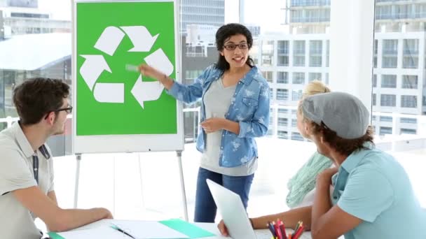 Mujer presentando plan de concientización ambiental a colegas — Vídeo de stock