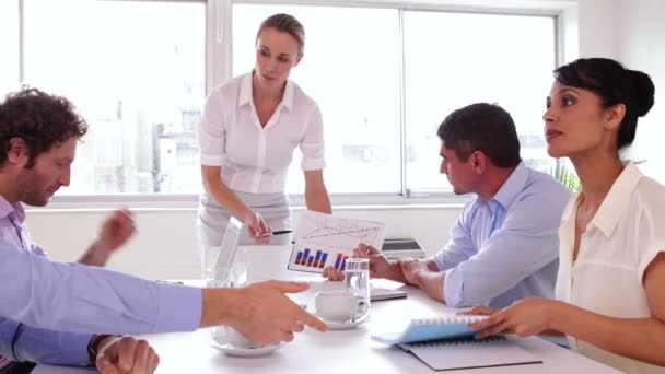 Equipo de negocios trabajando sentado en una mesa — Vídeos de Stock