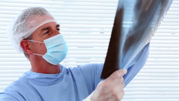 Cirujano estudiando una radiografía — Vídeos de Stock