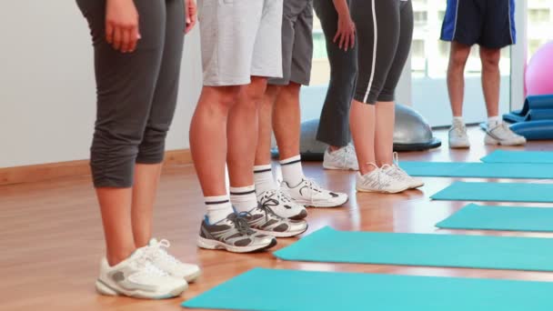 Exercise class doing a plank — Stock Video