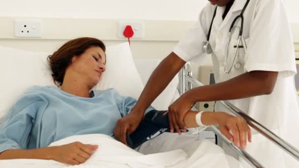 Enfermeira sorridente na enfermaria conversando com seu paciente — Vídeo de Stock