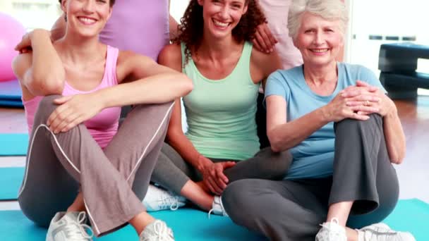 Mulheres em estúdio de fitness — Vídeo de Stock