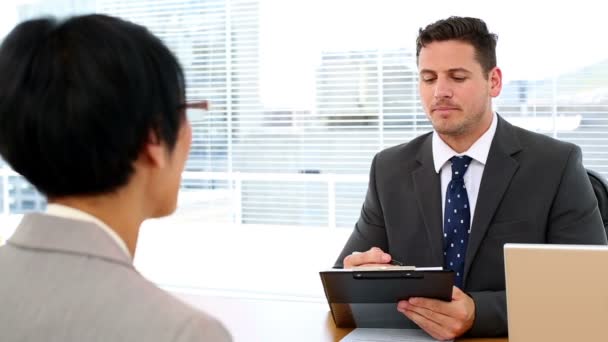 Bonito empresário conversando com entrevistado segurando prancheta — Vídeo de Stock