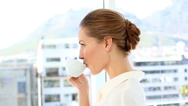 Businesswoman drinking cup of coffee — Stock Video